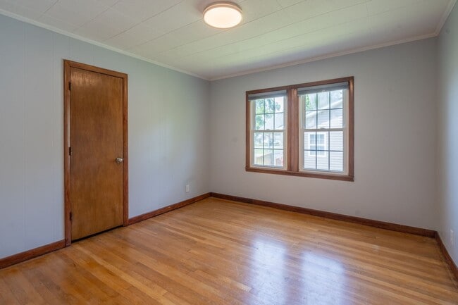 Building Photo - 3 bed and 1 bath house with fenced yard  i...