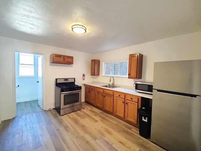 Building Photo - *Beautifully Updated & Spacious 6BD/1.5BA ...