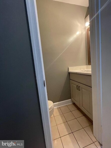 Building Photo - 8012 Merry Oaks Ct