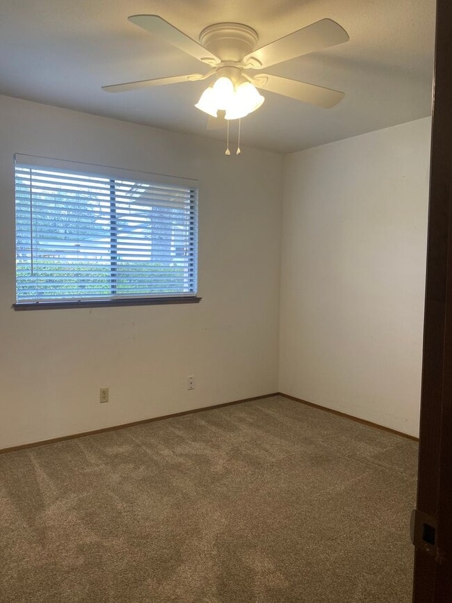 Building Photo - Nice well cared for home in desirable Edge...