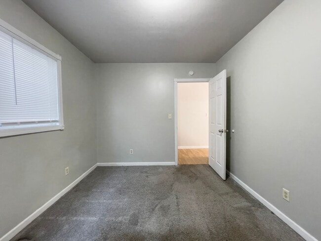 Building Photo - PRELEASING for AUGUST! Close to Campus