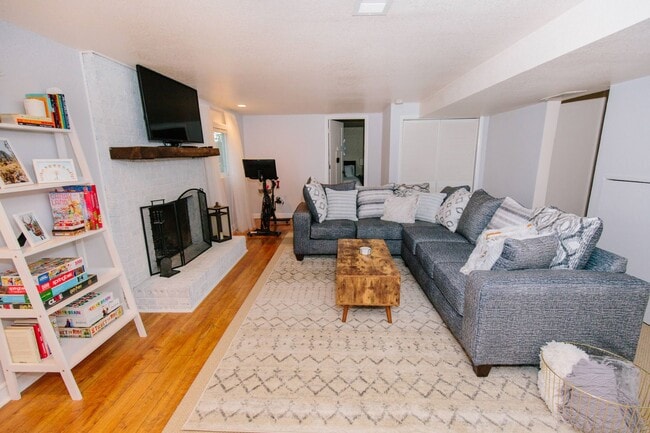 Building Photo - Charming 5-Bedroom Home in Club Crest