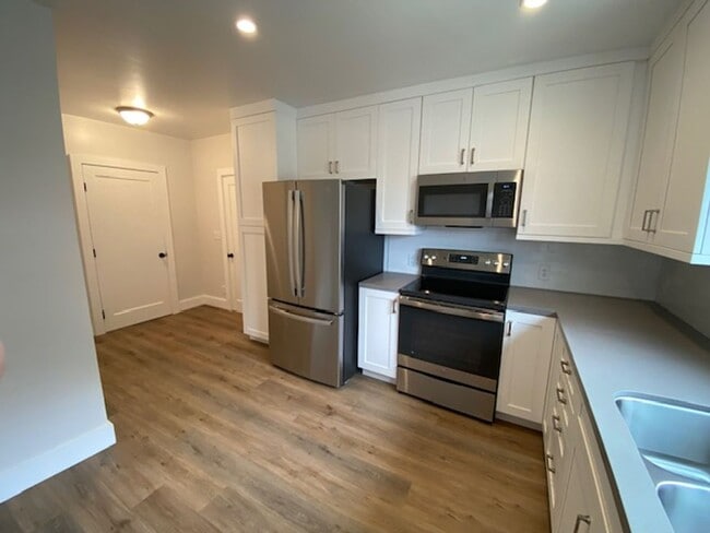 Building Photo - 542 Pine Ave