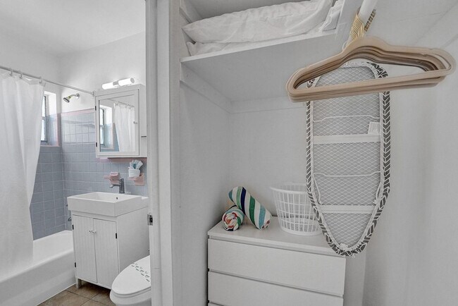 Building Photo - 335 Desoto St