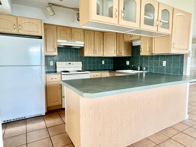 Building Photo - 13 E St