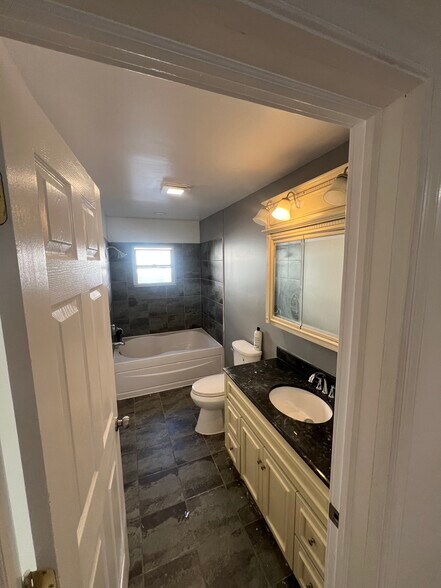 Building Photo - 436 Brook St