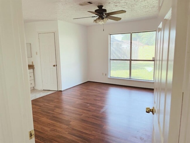 Building Photo - 10603 Village Trail Dr