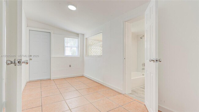 Building Photo - 1085 NE 128th St