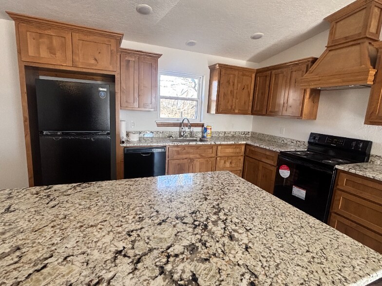 Building Photo - 407 W Adler Ave