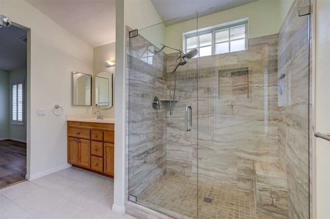 Building Photo - 2 bedroom, 2 bathroom home in Victorian Es...