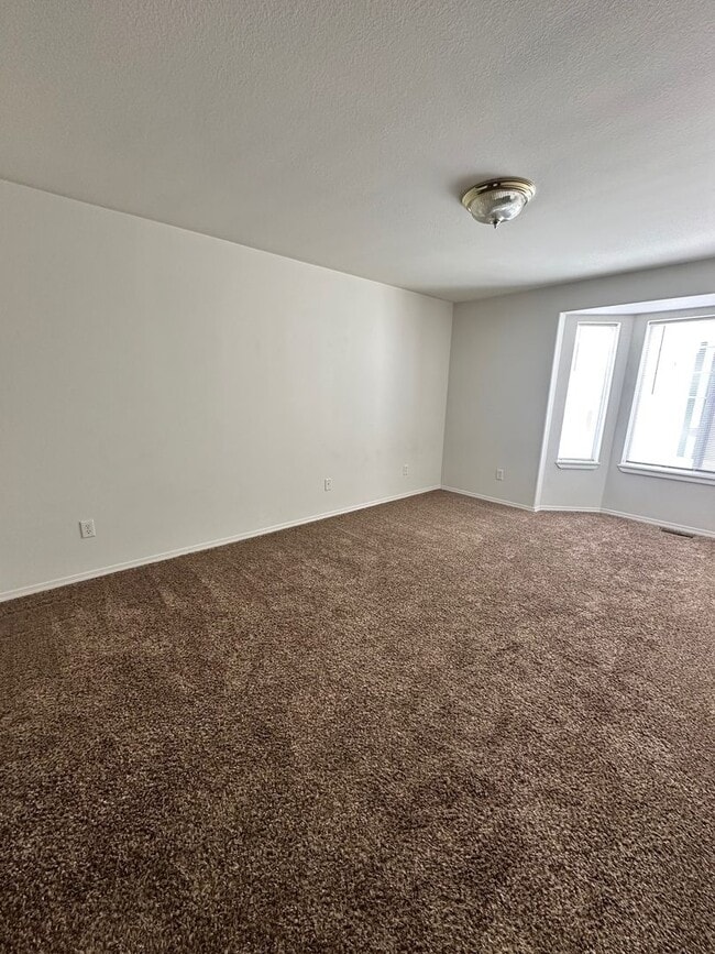 Building Photo - Lovely 3 Bedroom Apartment- Close to Schools/Parks!