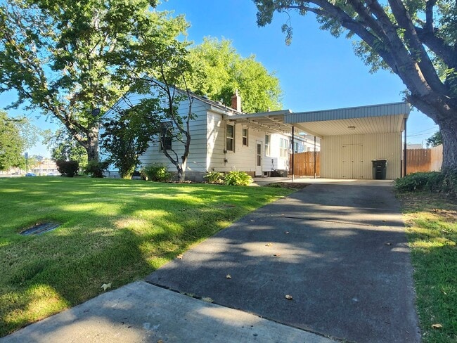 Building Photo - Location, Location - 2 blocks from Columbi...