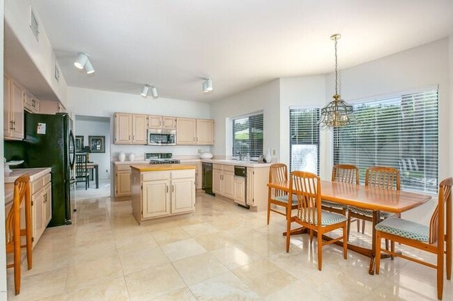 Building Photo - 5 bed 3 bath, 3500 sft in Tempe with pool