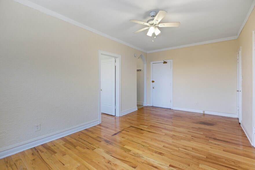 Building Photo - 4827 N Damen Ave