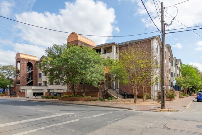 Building Photo - UT PRE LEASE: 3 bed/ 2 bath, West campus 1 Block to UT, 2 reserved parking spaces