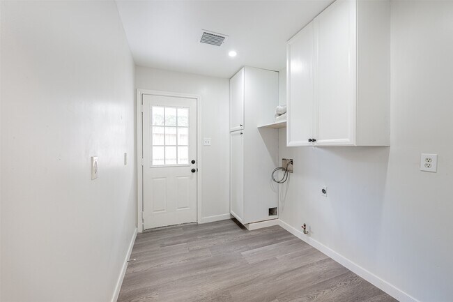 Building Photo - 6215 Portal Dr