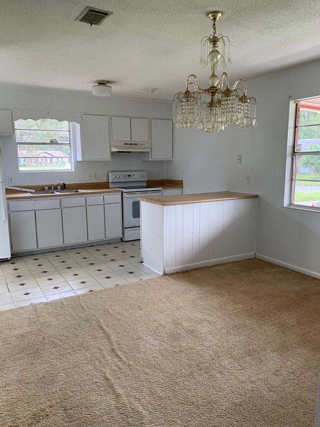 Building Photo - Your Dream Home Awaits in a Charming 3-Bedroom Oasis!