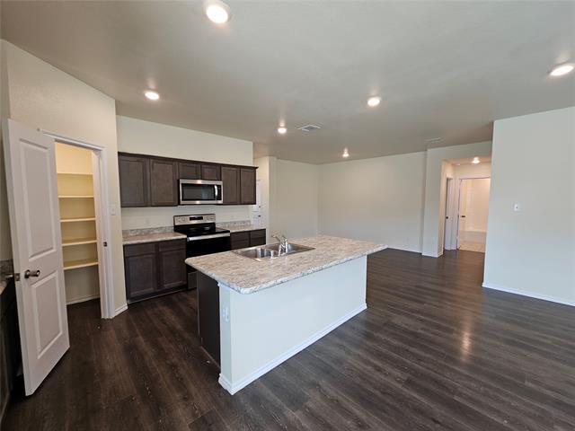 Building Photo - 900 Basswood Ln
