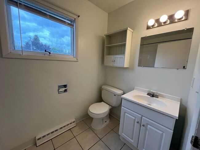 Building Photo - 17 N 62nd Ave W