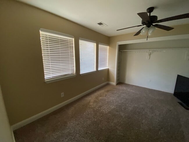 Building Photo - Charming home for rent in Visalia