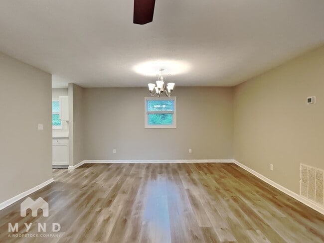 Building Photo - 549 Village Run