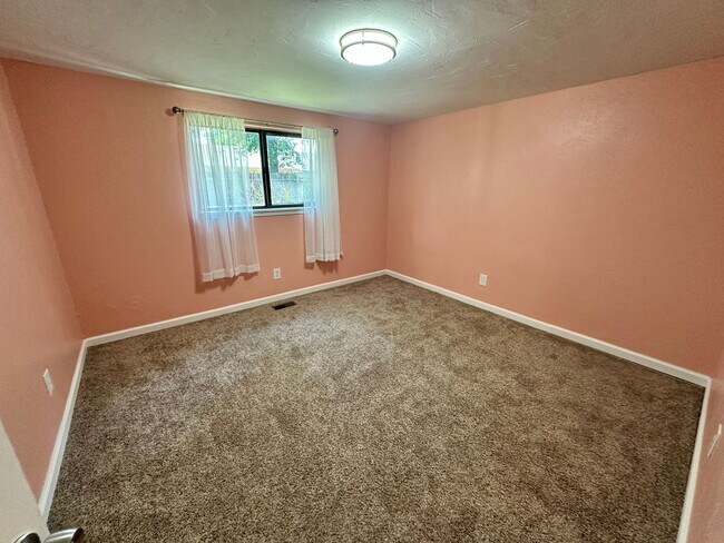 Building Photo - FOR RENT: Charming 3-Bedroom, 2-Bath Home in Yukon! - Move In Deposit-Free! (If Qualified)