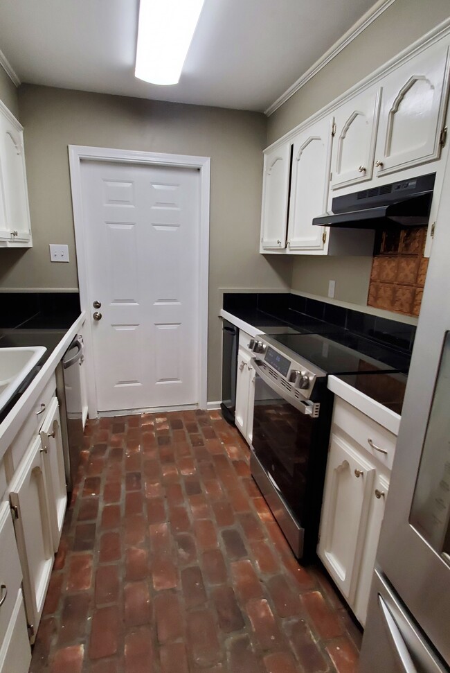 Building Photo - 4624 Parkoaks Dr