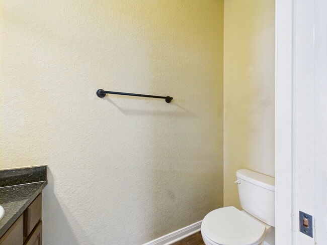 Building Photo - 3-Bedroom Retreat with 2.5 Baths in Freder...