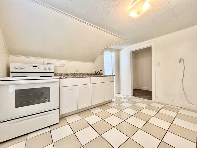 Building Photo - 2130 Bourdon St