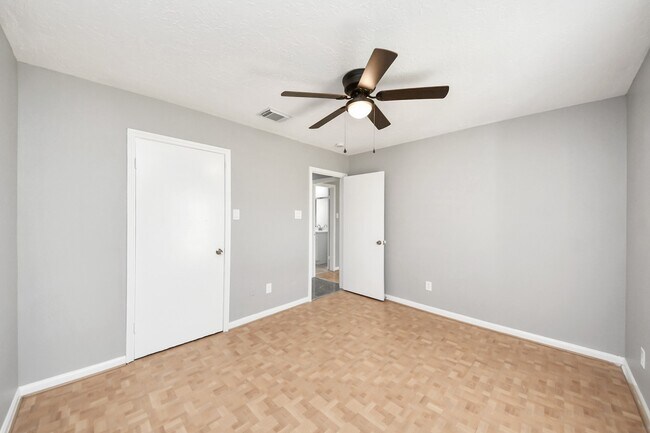 Building Photo - 9222 Sharpview Dr