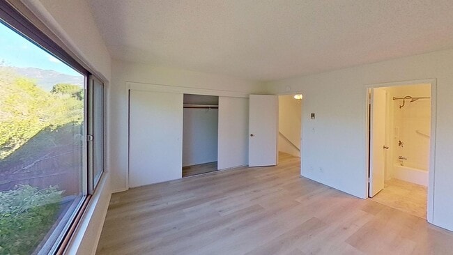 Building Photo - Bright and Spacious 2-Bedroom Condo in Gol...