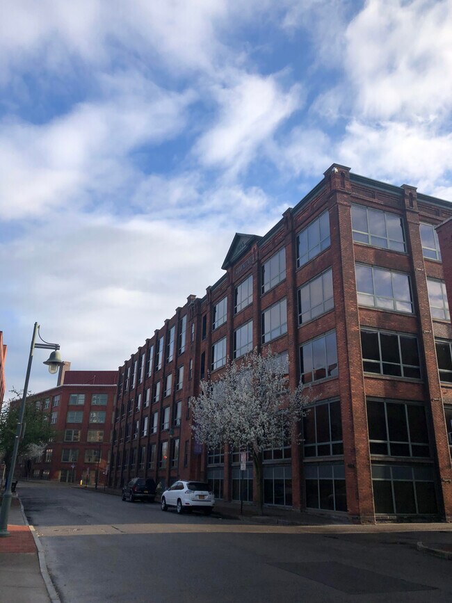 Building Photo - 25 N Washington St
