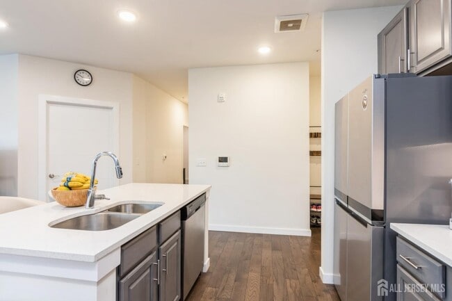 Building Photo - 727 Lorhan Dr
