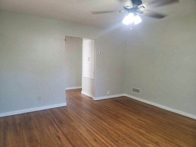 Building Photo - 903 S Rutan St