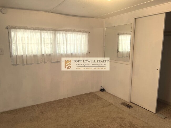 Building Photo - 2 bed/1 Bath with Washer & Dryer