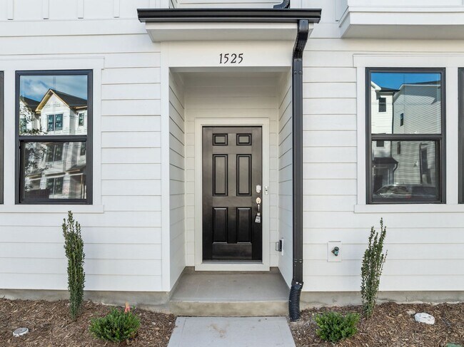 Building Photo - Gorgeous New Construction!  Updated Kitche...