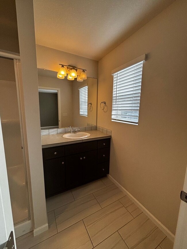 Building Photo - Newer SE 3 Bdrm House, All Appliances incl W/D, Air Cond, Community Pool, Double Garage