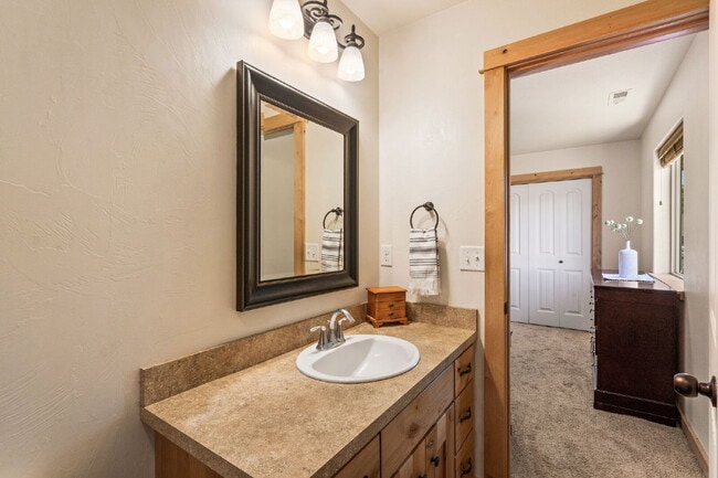 Building Photo - Spacious 3-Bed, 2-Bath Upper-Level Duplex