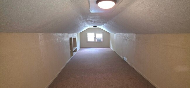 Building Photo - 3 BR 2 BA 2 Living Areas! Glendale Schools!  $1295