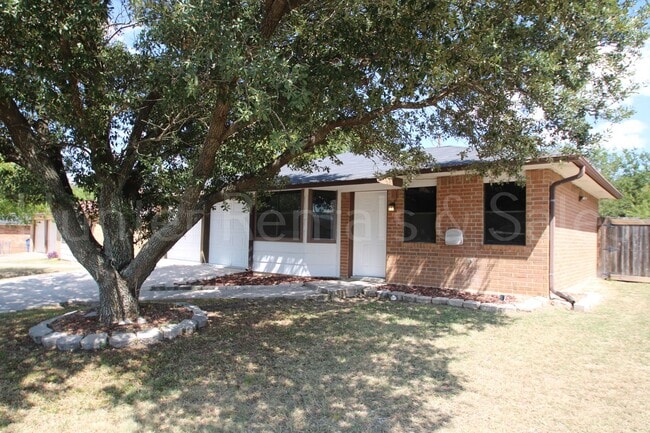 Building Photo - Bright and Open 3 Bedroom Home in Cove!