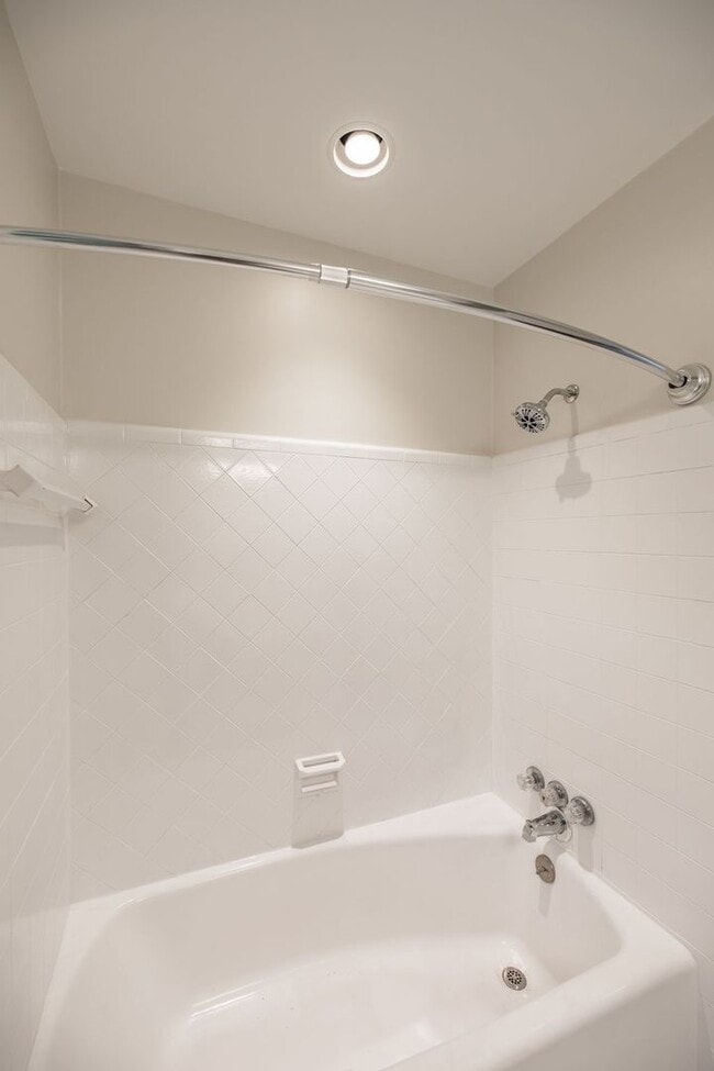 Building Photo - 418 Foothill Dr