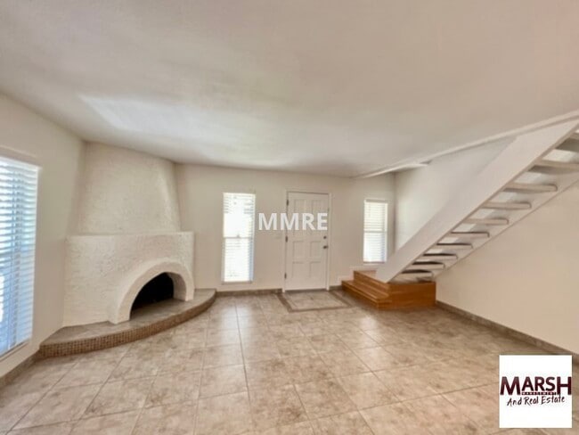 Building Photo - Gorgeous 2 bedroom townhome with lots of u...