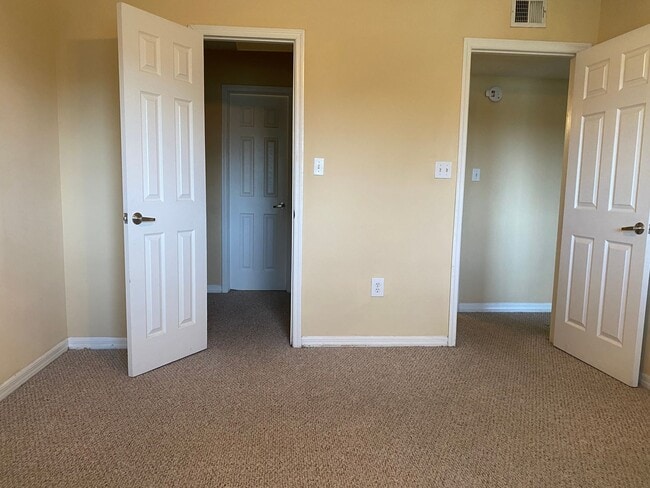 Building Photo - 2 Bed 1 Bath Condo | Pet Friendly | Washer...