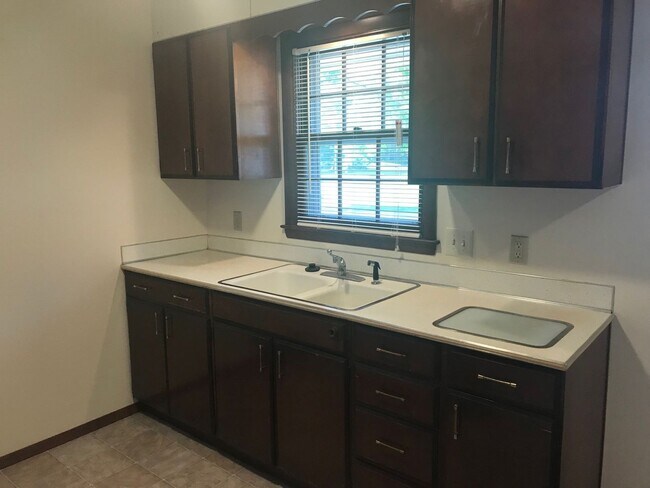 Building Photo - 1725 Douglas Ave