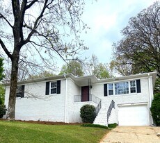 Building Photo - 1826 Eastridge Dr