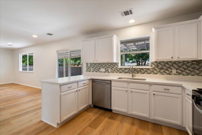 Building Photo - 1025 Doras Dr