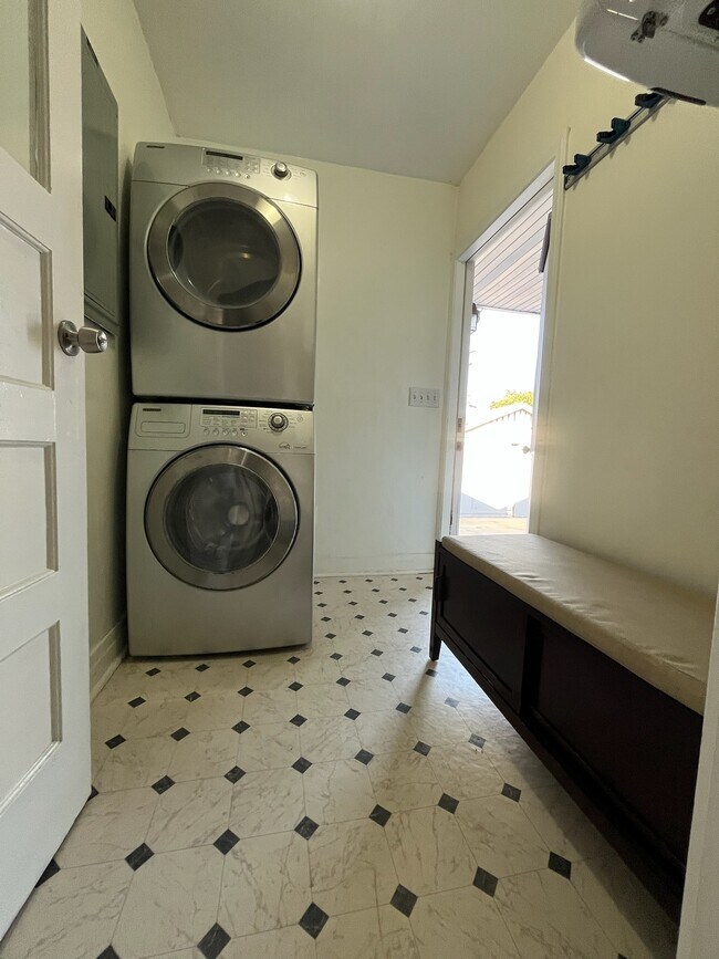 Building Photo - 2323 Las Colinas Ave