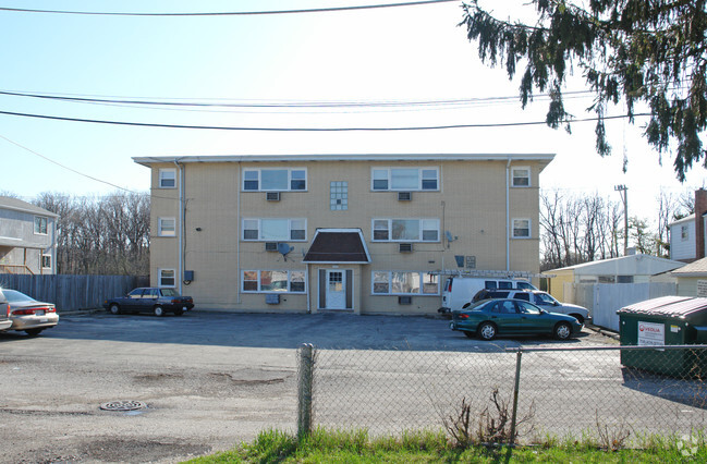 Building Photo - 2216 River Rd