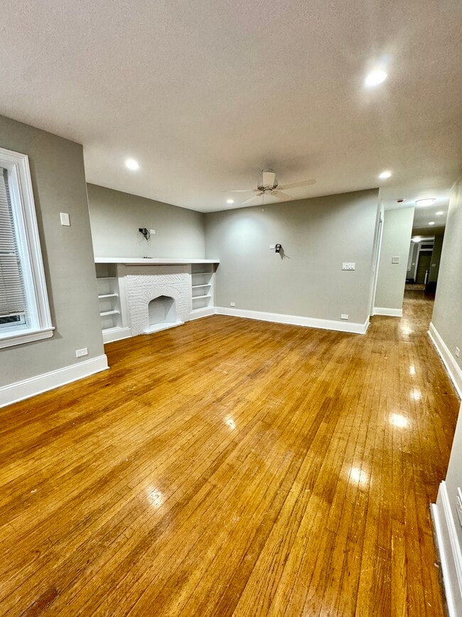 Building Photo - 1727 W Bryn Mawr Ave