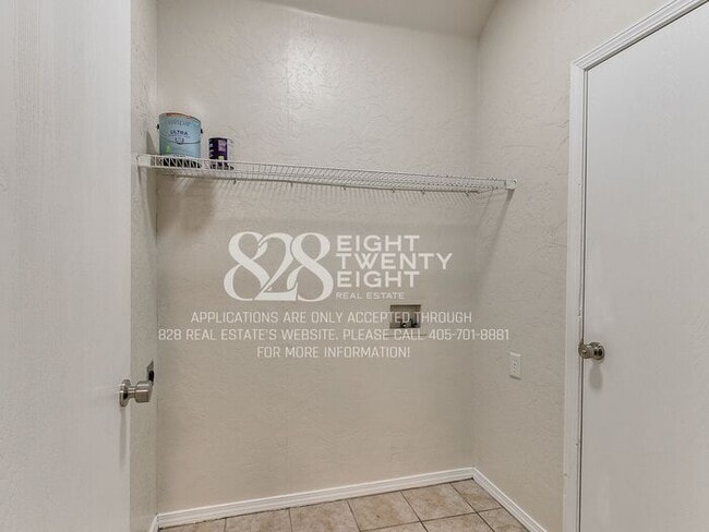 Building Photo - *AVAILABLE NOW!* Spacious 3 Bed/2.5 Bath Duplex Townhome Available in Norman!